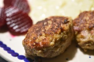 Frikadeller med bacon og havregryn - saftige og lækre