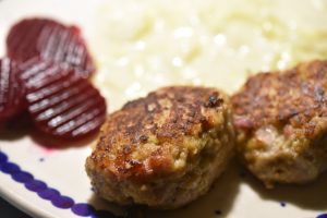 Frikadeller med bacon og havregryn - saftige og lækre