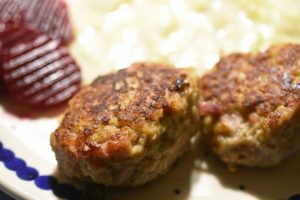 Frikadeller med bacon og havregryn - saftige og lækre