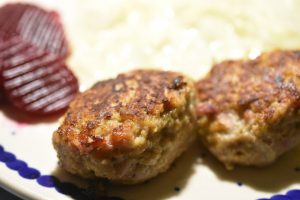 Frikadeller med bacon og havregryn - saftige og lækre