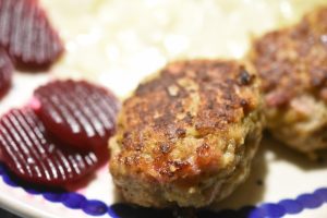 Frikadeller med bacon og havregryn - saftige og lækre