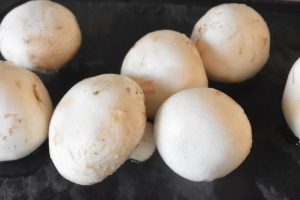 Champignon ristet i smør og hvidløg på pande