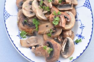 Champignon ristet i smør & hvidløg på pande