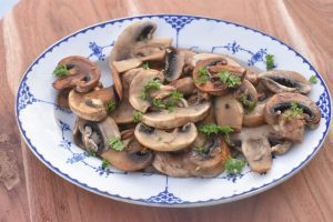Champignon ristet i smør & hvidløg på pande