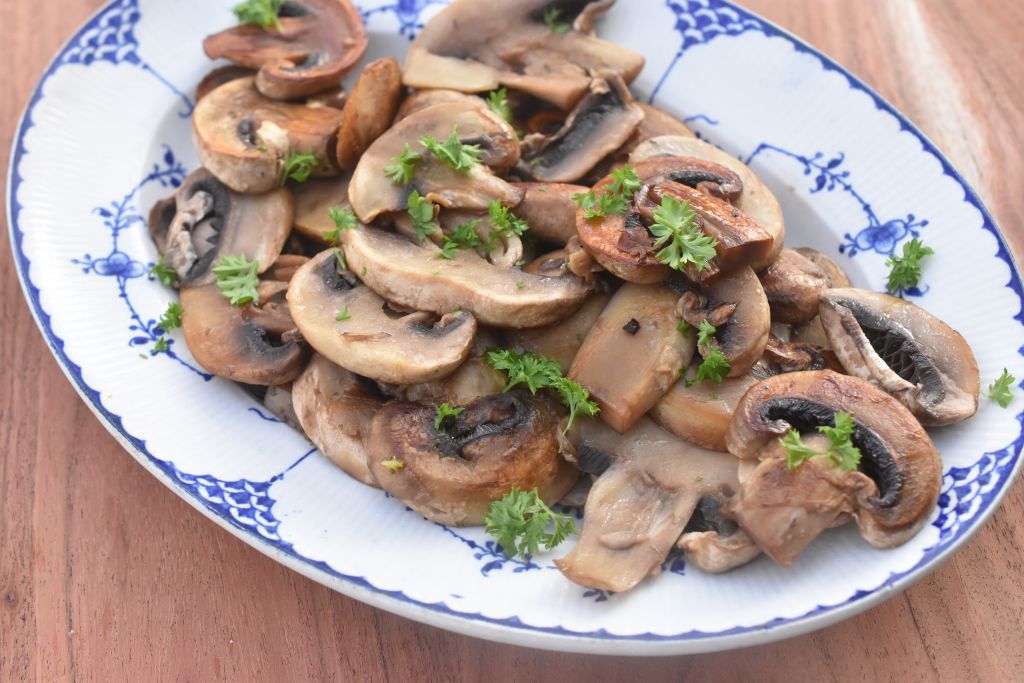 Champignon ristet i smør & hvidløg på pande