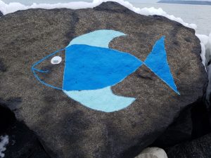 Sten med malet fisk