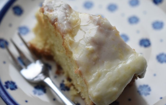 Citronkage med citronglasur - lækker svampet citronmåne