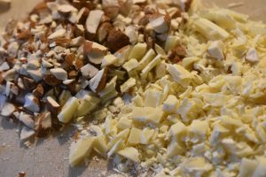 Lakrids cookies med hvid chokolade & mandler