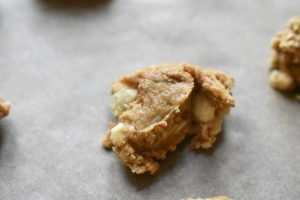 Lakrids cookies med hvid chokolade & mandler