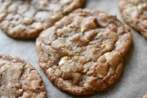 Lakrids cookies med hvid chokolade & mandler