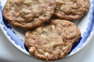 Lakrids cookies med hvid chokolade & mandler
