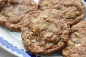 Lakrids cookies med hvid chokolade & mandler