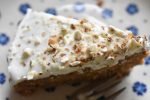 Gulerodskage med frosting - en nem, svampet og lækker kage