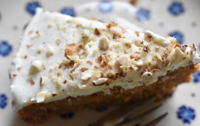 Gulerodskage med frosting - en nem, svampet og lækker kage