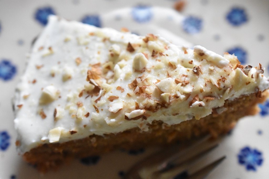 Gulerodskage med frosting - en nem, svampet og lækker kage