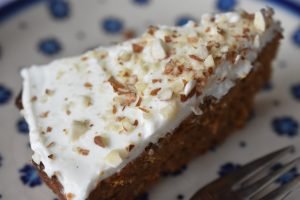 Gulerodskage med frosting - en nem, svampet og lækker kage