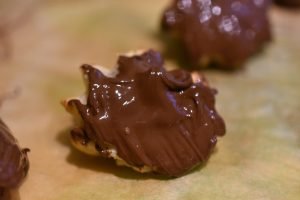 Kransekagekonfekt med hasselnød og chokoladebund