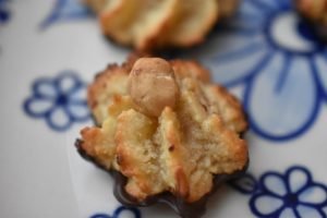 Kransekagekonfekt med hasselnød og chokoladebund