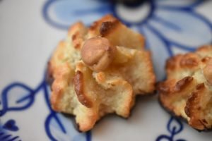 Kransekagekonfekt med hasselnød og chokoladebund