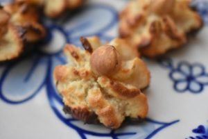 Kransekagekonfekt med hasselnød og chokoladebund