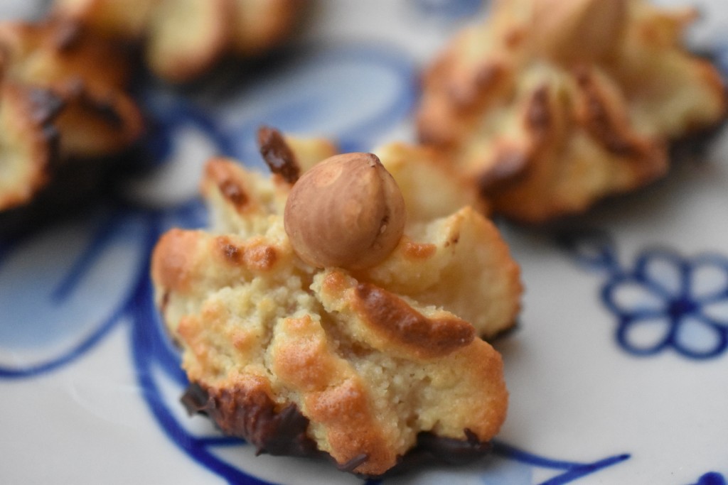 Kransekagekonfekt med hasselnød og chokoladebund