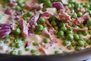 DSC_1571 • nogetiovnen.dk Pasta med bacon, ærter og fløde - opskrift