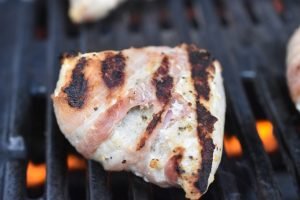 DSC_1576 • nogetiovnen.dk Grillet kyllingefilet med bacon & rissalat