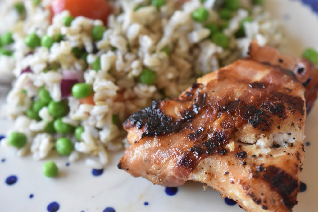 Grillet kyllingebryst med bacon - mørt, saftigt og lækkert