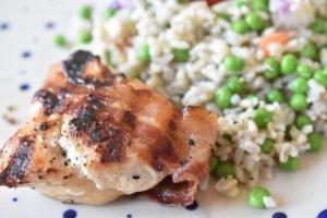 Grillet kyllingefilet med bacon & rissalat 