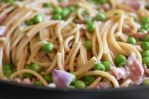 DSC_1580 • nogetiovnen.dk Pasta med bacon, ærter og fløde - opskrift