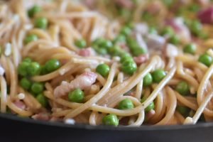 DSC_1583 • nogetiovnen.dk Pasta med bacon, ærter og fløde - opskrift