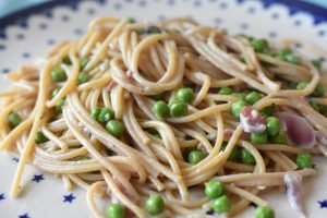 DSC_1588 • nogetiovnen.dk Pasta med bacon, ærter og fløde - opskrift