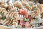 DSC_1631 • nogetiovnen.dk Pastasalat med creme fraiche, ærter og rødløg - frisk & lækker