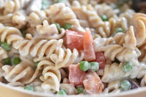 DSC_1631 • nogetiovnen.dk Pastasalat med creme fraiche, ærter og rødløg - frisk & lækker