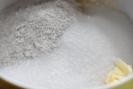 Pærecrumble med ingefær, sirup og vanilje - nem og lækker