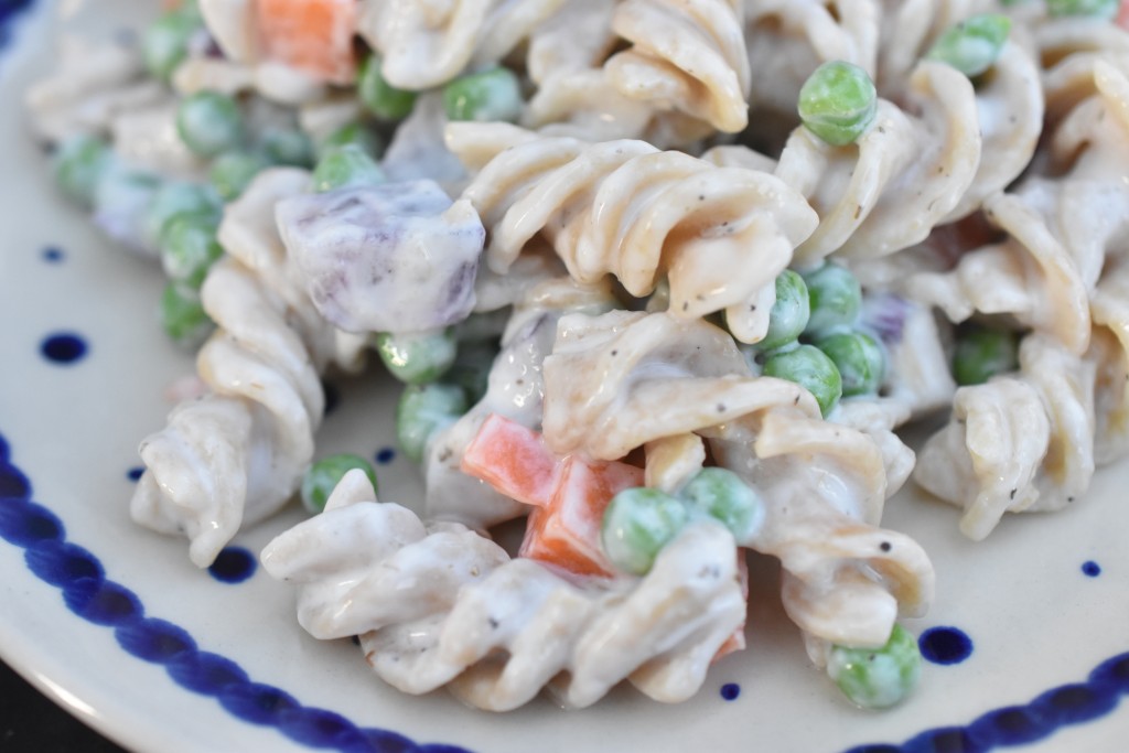 DSC_1649 • nogetiovnen.dk Pastasalat med creme fraiche, ærter og rødløg - frisk & lækker
