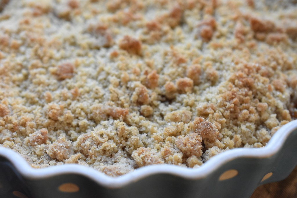 Pærecrumble med ingefær, sirup og vanilje - nem og lækker