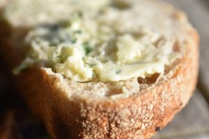 DSC_1782 • nogetiovnen.dk Grillet brød & hvidløgssmør med krydderurter