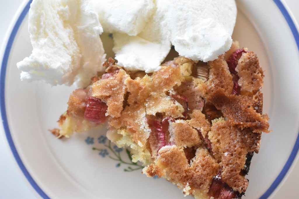 Rabarberkage med vanilje og flødeis - nem og lækker