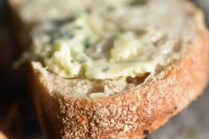 DSC_1784 • nogetiovnen.dk Grillet brød & hvidløgssmør med krydderurter