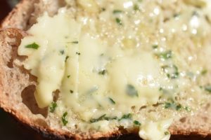 DSC_1785 • nogetiovnen.dk Grillet brød & hvidløgssmør med krydderurter