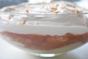 Rabarbertrifli med makroner og hjemmelavet vaniljecreme