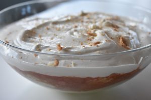 Rabarbertrifli med makroner og hjemmelavet vaniljecreme