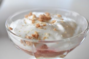 Rabarbertrifli med makroner og hjemmelavet vaniljecreme