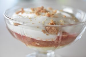 Rabarbertrifli med makroner og hjemmelavet vaniljecreme