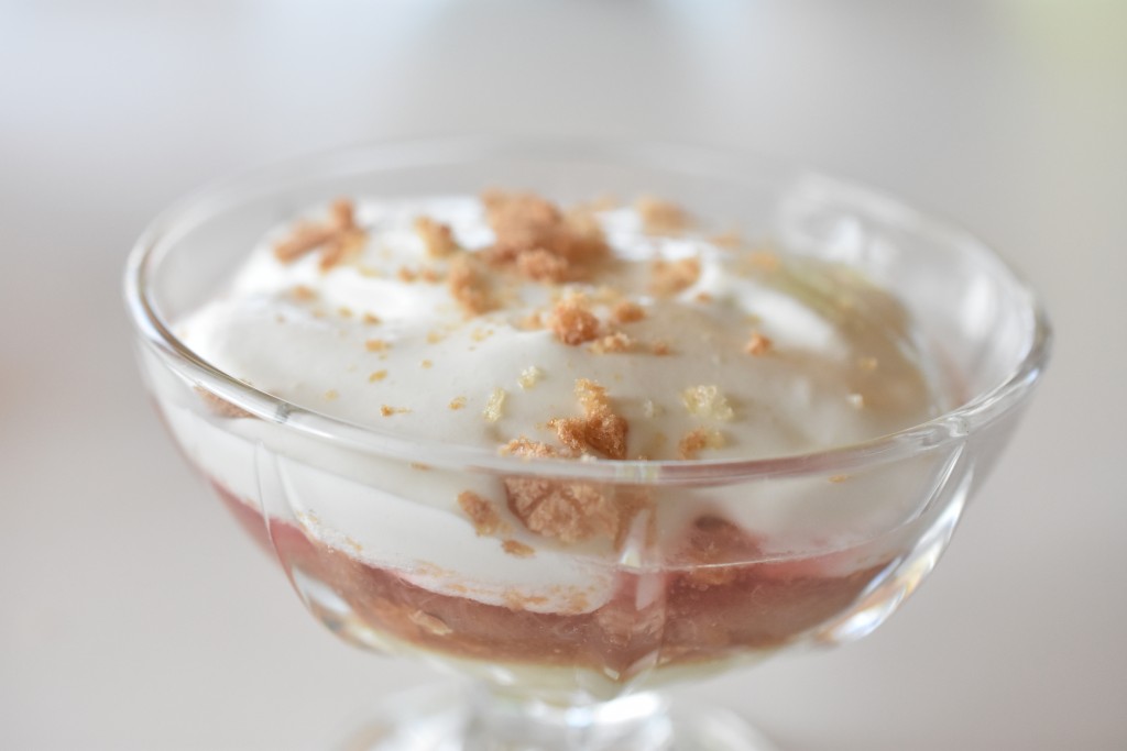 Rabarbertrifli med makroner og hjemmelavet vaniljecreme