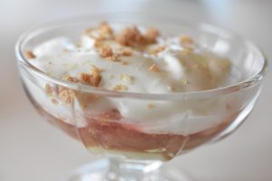 Rabarbertrifli med makroner og hjemmelavet vaniljecreme