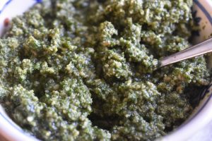 Citronmelisse pesto med solsikkekerner 