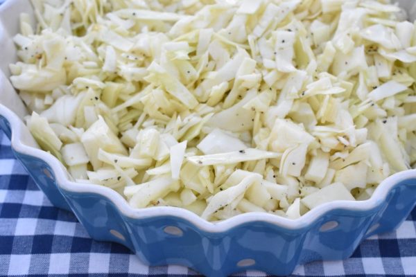 Coleslaw med spidskål – nem salat opskrift • nogetiovnen.dk