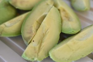Tomatsalat med avocado og basilikum